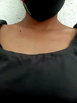 Snapshot of Aaisha-16 chatting on 11.14.25 Aaisha-16 online show from 11.14.25