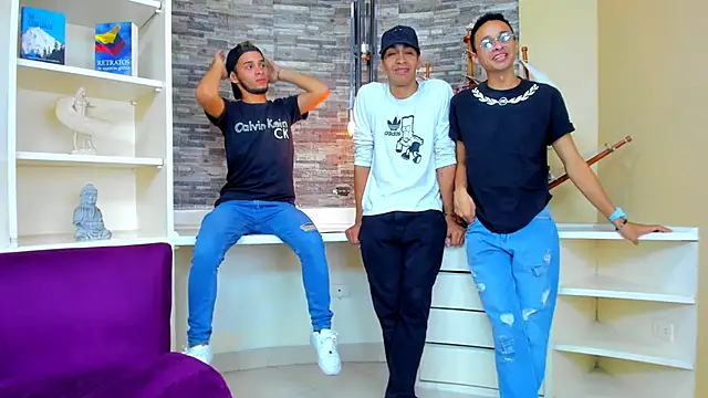 Snapshot of Juicy_Creww chatting on 09.15.25 Juicy Creww online show from 09.15.25