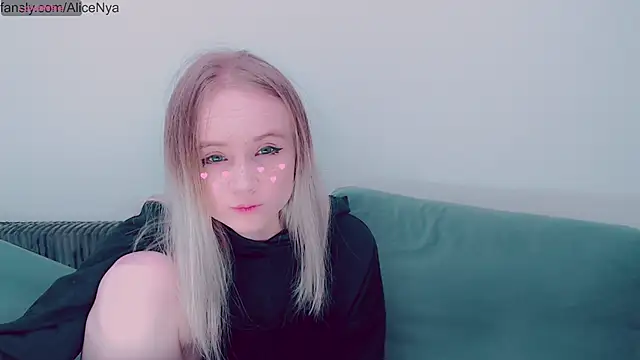 Snapshot of AliceNya_cute chatting on 10.26.25 AliceNya cute online show from 10.26.25