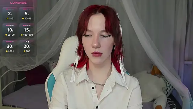 Snapshot of JessieRich chatting on 11.26.25 JessieRich online show from 11.26.25