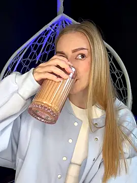 MilaMoone online show from 10.14.25