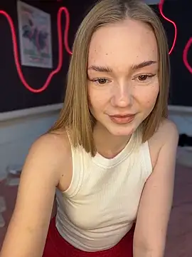 Snapshot of MilaMoone chatting on 04.19.26 MilaMoone online show from 04.19.26