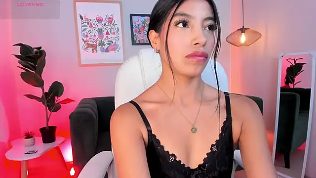 Snapshot of Tiffany_Low chatting on 06.19.26 Tiffany Low online show from 06.19.26