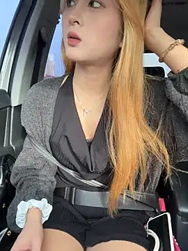 Snapshot of yuki_june chatting on 10.29.25 yuki june online show from 10.29.25