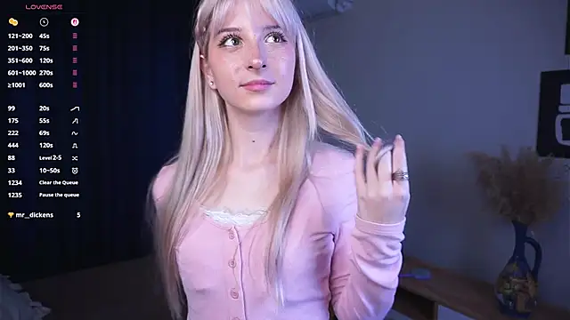 Snapshot of FridaAaberg chatting on 09.24.25 FridaAaberg online show from 09.24.25