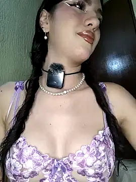 Snapshot of Emily-hottson chatting on 10.19.25 Emily-hottson online show from 10.19.25