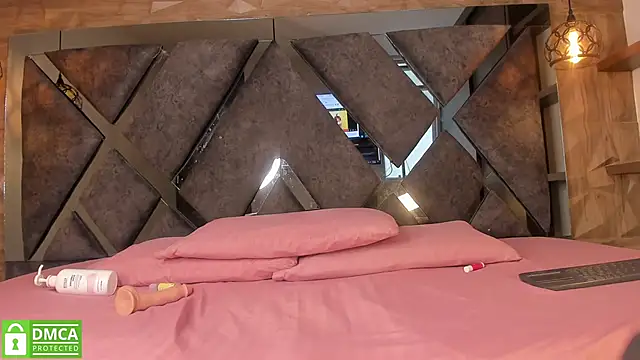 Scarlet  Jones  online show from 11.05.25