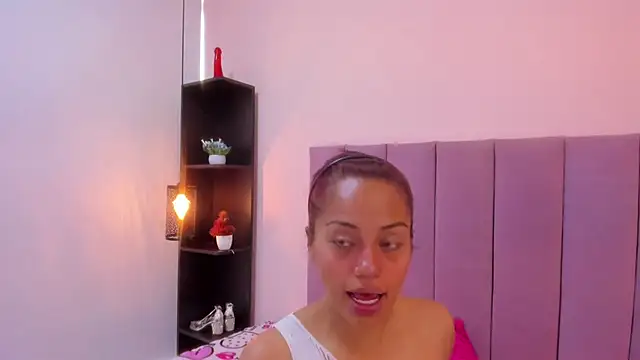 Snapshot of HoollyHendrix chatting on 11.12.25 HoollyHendrix online show from 11.12.25