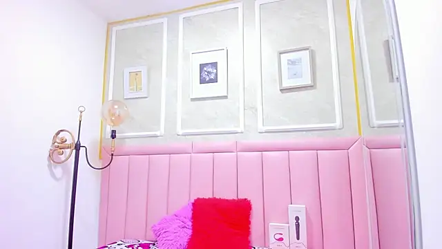 HoollyHendrix online show from 12.05.25