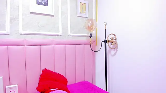 HoollyHendrix online show from 12.15.25