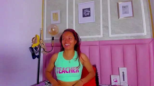 Snapshot of HoollyHendrix chatting on 02.18.26 HoollyHendrix online show from 02.18.26