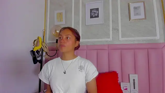 Snapshot of HoollyHendrix chatting on 02.19.26 HoollyHendrix online show from 02.19.26