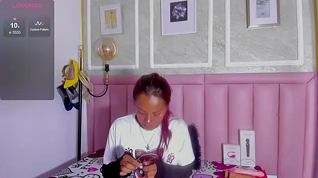 Snapshot of HoollyHendrix chatting on 02.20.26 HoollyHendrix online show from 02.20.26