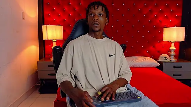 Snapshot of SkylerBigxxx chatting on 09.19.25 SkylerBigxxx online show from 09.19.25