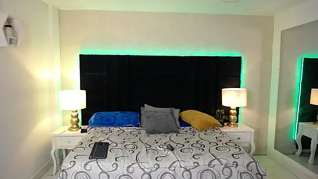 Snapshot of SkylerBigxxx chatting on 04.17.26 SkylerBigxxx online show from 04.17.26