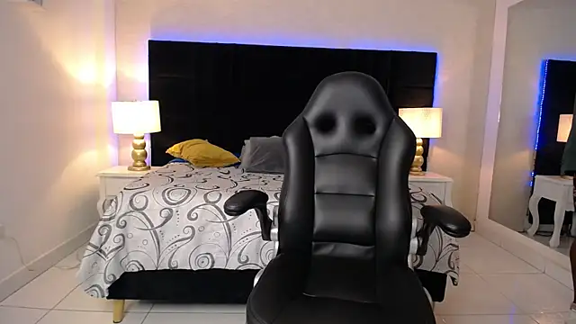 Snapshot of SkylerBigxxx chatting on 04.20.26 SkylerBigxxx online show from 04.20.26