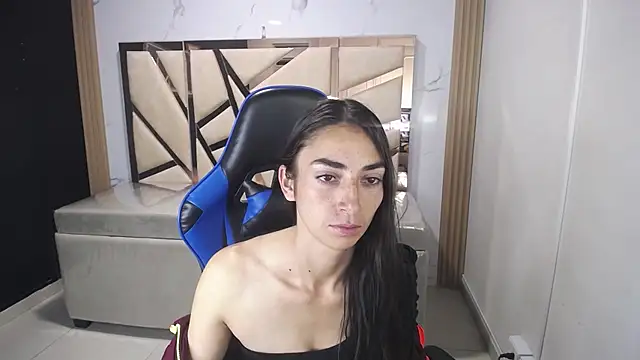 Snapshot of Maily_a_ chatting on 11.22.25 Maily a online show from 11.22.25