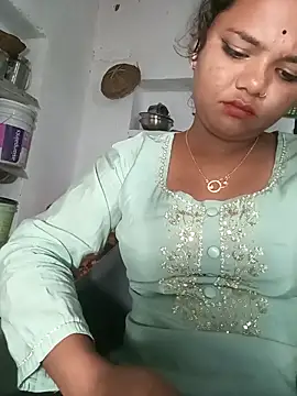 Snapshot of Hot_Shredha chatting on 10.21.25 Hot Shredha online show from 10.21.25