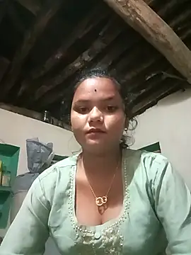 Snapshot of Hot_Shredha chatting on 10.29.25 Hot Shredha online show from 10.29.25