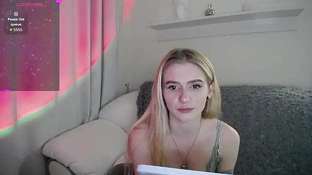 Snapshot of Ange_Lus chatting on 10.12.25 Ange Lus online show from 10.12.25