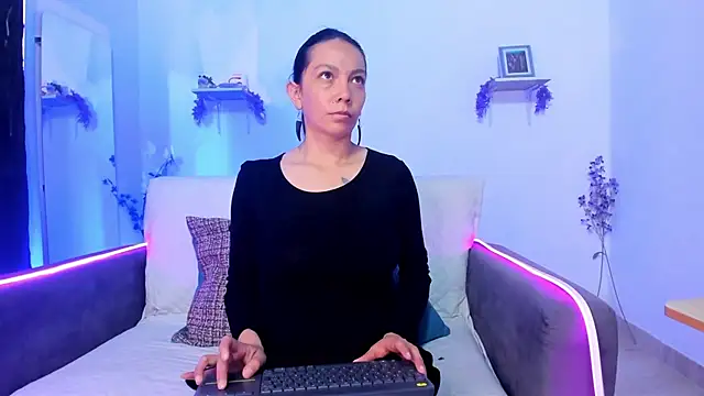 karlaaa   online show from 12.15.25