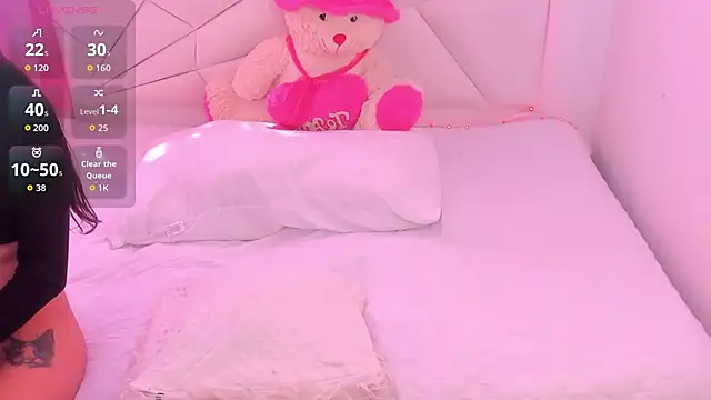 Snapshot of CatalinaBel chatting on 10.03.25 CatalinaBel online show from 10.03.25