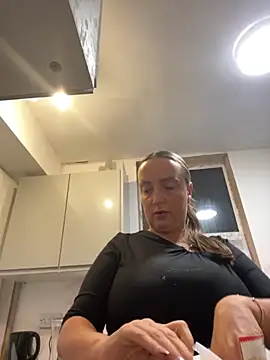 Snapshot of QueenStacyxox chatting on 10.03.25 QueenStacyxox online show from 10.03.25