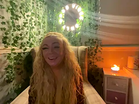 Snapshot of BonnyDesire chatting on 10.02.25 BonnyDesire online show from 10.02.25