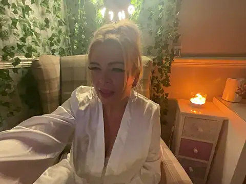 Snapshot of BonnyDesire chatting on 10.11.25 BonnyDesire online show from 10.11.25