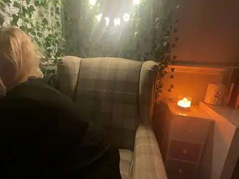 Snapshot of BonnyDesire chatting on 11.21.25 BonnyDesire online show from 11.21.25