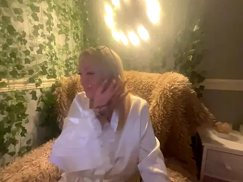 Snapshot of BonnyDesire chatting on 11.30.25 BonnyDesire online show from 11.30.25