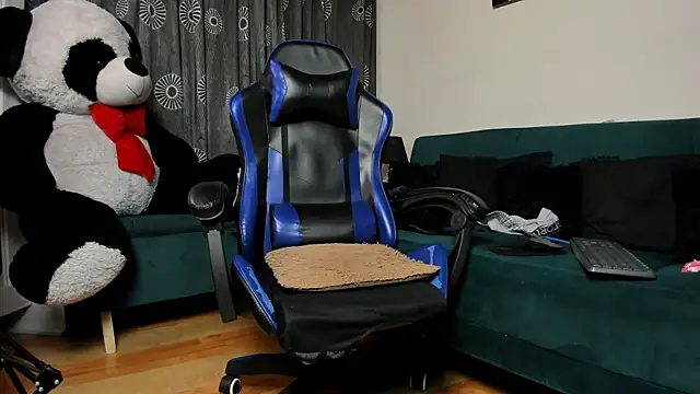 Charliejones  online show from 04.06.26