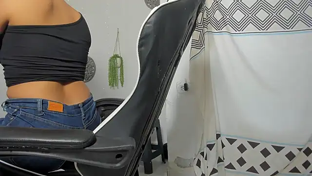 Snapshot of Dakota_x18 chatting on 10.27.25 Dakota x18 online show from 10.27.25