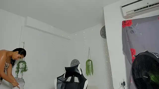 Snapshot of Dakota_x18 chatting on 11.08.25 Dakota x18 online show from 11.08.25