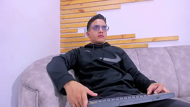 Snapshot of axel_vega chatting on 09.19.25 axel vega online show from 09.19.25