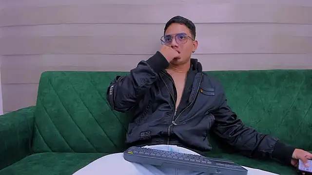 Snapshot of axel_vega chatting on 09.20.25 axel vega online show from 09.20.25