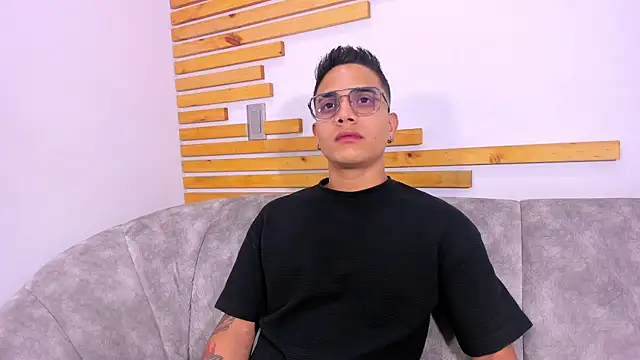 Snapshot of axel_vega chatting on 10.07.25 axel vega online show from 10.07.25