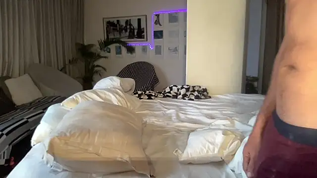 Snapshot of meilingmike chatting on 09.21.25 meilingmike online show from 09.21.25