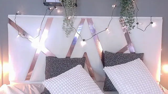 Snapshot of KeendraFox_ chatting on 09.19.25 KeendraFox online show from 09.19.25