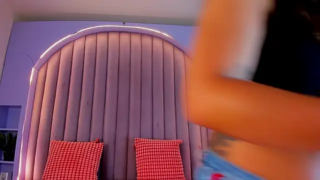 Snapshot of KeendraFox_ chatting on 09.25.25 KeendraFox online show from 09.25.25