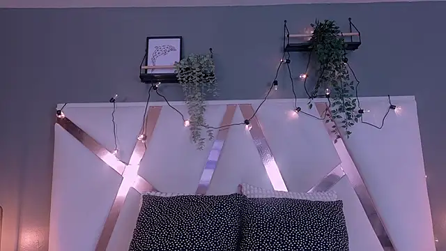 Snapshot of KeendraFox_ chatting on 09.26.25 KeendraFox online show from 09.26.25