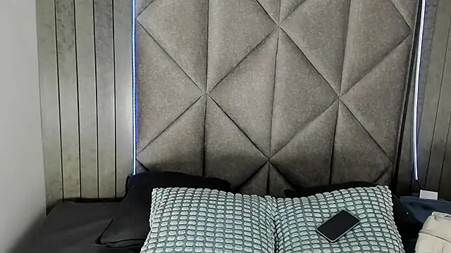 Snapshot of KeendraFox_ chatting on 09.27.25 KeendraFox online show from 09.27.25