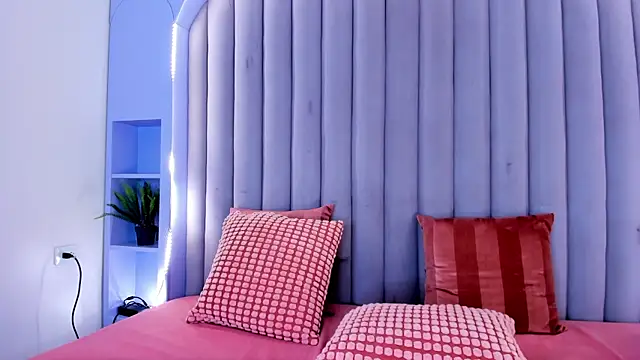 Snapshot of KeendraFox_ chatting on 10.02.25 KeendraFox online show from 10.02.25