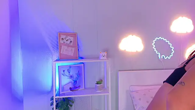 Snapshot of KeendraFox_ chatting on 10.27.25 KeendraFox online show from 10.27.25