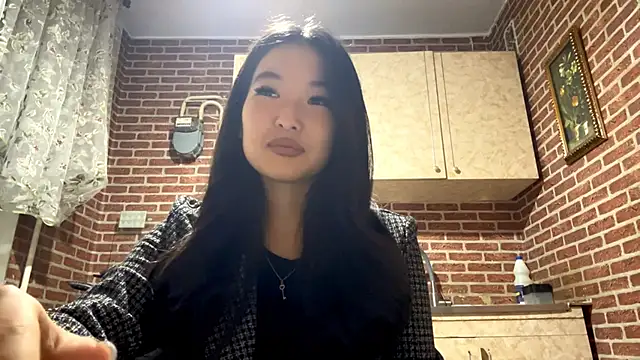 EmmaLeexth online show from 10.30.25