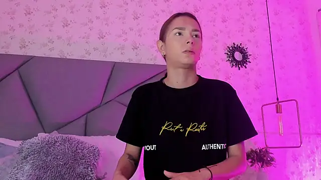 Snapshot of meganandtylerr19 chatting on 11.18.25 meganandtylerr19 online show from 11.18.25