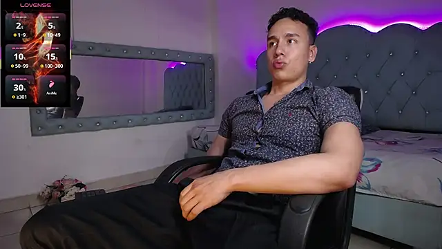 Snapshot of Andrew_Thomas_ chatting on 11.12.25 Andrew Thomas online show from 11.12.25