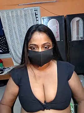 Snapshot of queendivya chatting on 05.20.26 queendivya online show from 05.20.26