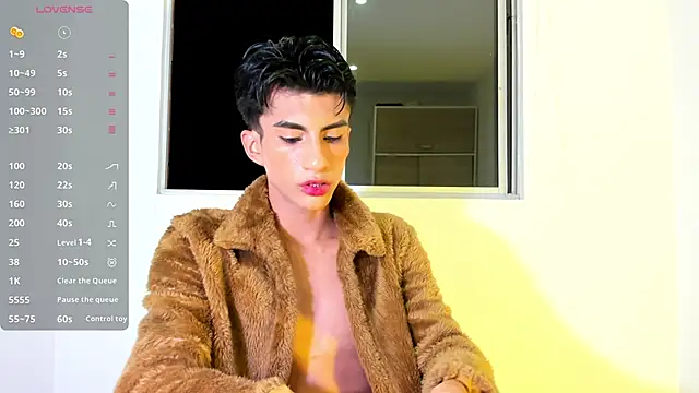 Snapshot of Erick_Velveth chatting on 05.11.26 Erick Velveth online show from 05.11.26