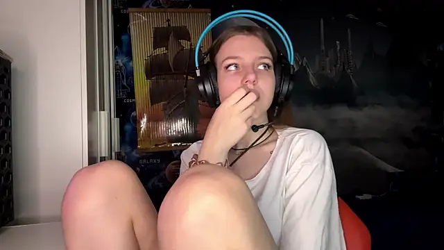 Elira Breeze online show from 11.14.25